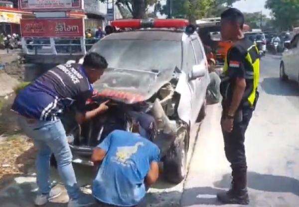 Ambulans Bawa Jenazah Korban KM Virgo 8 Tabrakan Beruntun di Jombang Ambulans Bawa Jenazah Korban KM Virgo 8 Tabrakan Beruntun di Jombang