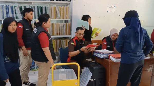 Kejari Palopo Geledah Kantor Dinas PUPR, Ratusan Berkas Proyek Lapangan Gaspa Disita Kejari Palopo Geledah Kantor Dinas PUPR, Ratusan Berkas Proyek Lapangan Gaspa Disita