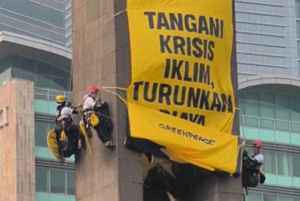 Greenpeace Bentangkan Spanduk di Bundaran HI Singgung Krisis Iklim, Istana Buka Suara Greenpeace Bentangkan Spanduk di Bundaran HI Singgung Krisis Iklim, Istana Buka Suara