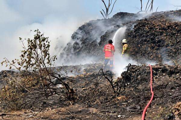 Kebakaran TPA Darupono Kendal, 7 Jam Petugas Berjibaku Padamkan Kobaran Api Kebakaran TPA Darupono Kendal, 7 Jam Petugas Berjibaku Padamkan Kobaran Api
