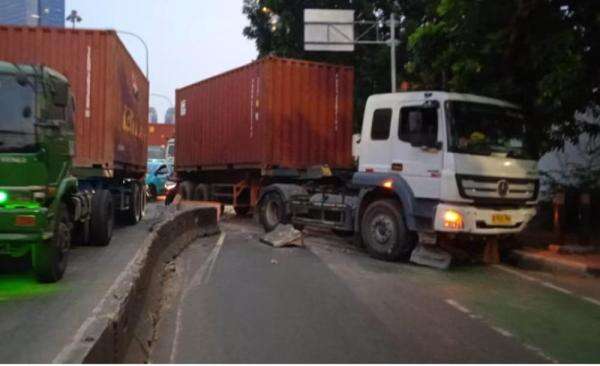 Macet Parah di Tomang Jakbar Pagi Ini, Truk Kontainer Tabrak Separator Jalan Macet Parah di Tomang Jakbar Pagi Ini, Truk Kontainer Tabrak Separator Jalan