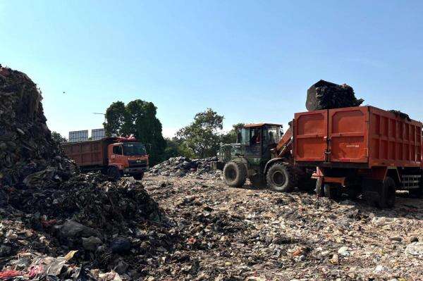 Gunungan Sampah di Hutan Kota Penjaringan Dibersihkan, Pemkot Jakut Target Bersih dalam 3 Pekan Gunungan Sampah di Hutan Kota Penjaringan Dibersihkan, Pemkot Jakut Target Bersih dalam 3 Pekan