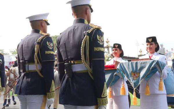 Bendera Merah Putih dan Teks Proklamasi Tiba di Istana Setelah Dikawal Kirab Bendera Merah Putih dan Teks Proklamasi Tiba di Istana Setelah Dikawal Kirab
