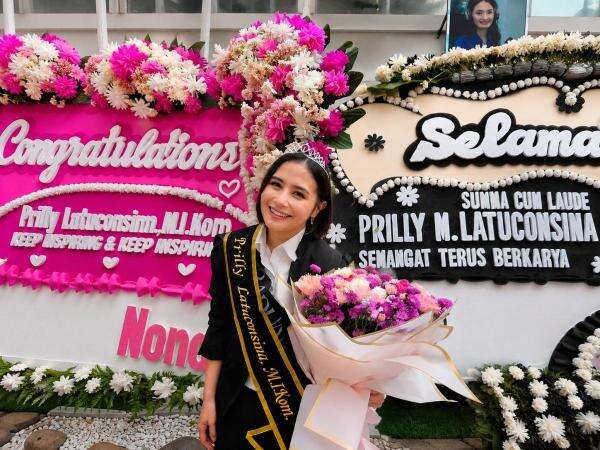 Prilly Latuconsina Lulus S2 dari LSPR: One Chapter Officially Closed! Prilly Latuconsina Lulus S2 dari LSPR: One Chapter Officially Closed!