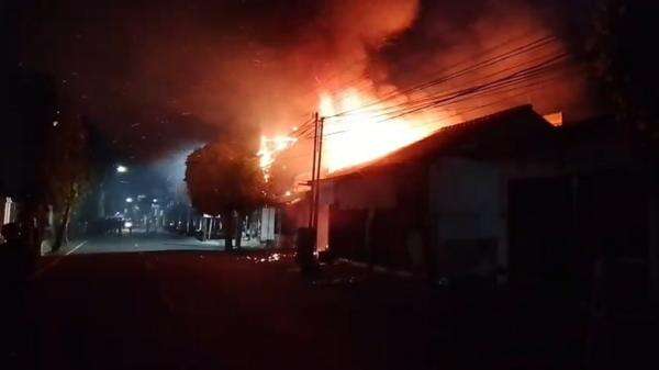 Kebakaran Bengkel dan Toko Onderdil Motor di Cilacap, Api Menyambar BBM hingga Tabung Gas Kebakaran Bengkel dan Toko Onderdil Motor di Cilacap, Api Menyambar BBM hingga Tabung Gas