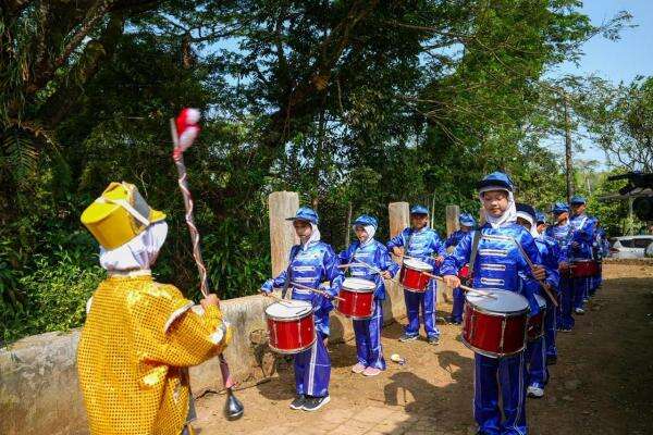 Viral Drumben Pakai Barang Bekas, Siswa SDN Tegalega Sukabumi Dihadiahi Prabowo Alat Baru Viral Drumben Pakai Barang Bekas, Siswa SDN Tegalega Sukabumi Dihadiahi Prabowo Alat Baru