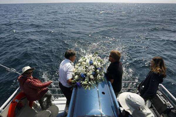 Hukum Memakamkan Jenazah di Laut, Bolehkah Dilarung? Ini Penjelasan Ulama Fiqih Hukum Memakamkan Jenazah di Laut, Bolehkah Dilarung? Ini Penjelasan Ulama Fiqih