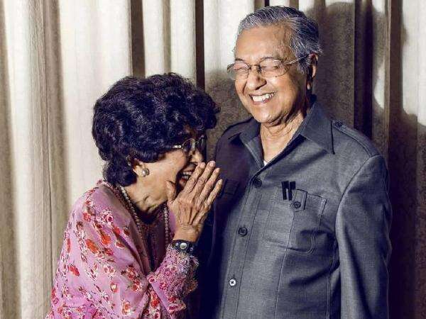 Pesan Haru Mahathir Mohamad untuk Istri Tercinta Siti Hasmah yang Meninggal Hari Ini Pesan Haru Mahathir Mohamad untuk Istri Tercinta Siti Hasmah yang Meninggal Hari Ini