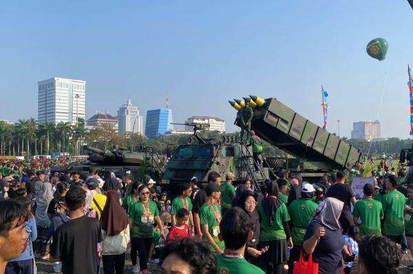 Acara HUT ke-65 Kostrad di Monas Diserbu Warga, Tank Leopard hingga Astros Jadi Favorit Acara HUT ke-65 Kostrad di Monas Diserbu Warga, Tank Leopard hingga Astros Jadi Favorit