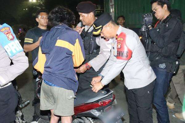 Tak Berkutik saat Dirazia, Dua Remaja di Tambora Bawa Tembakau Sintetis Tak Berkutik saat Dirazia, Dua Remaja di Tambora Bawa Tembakau Sintetis