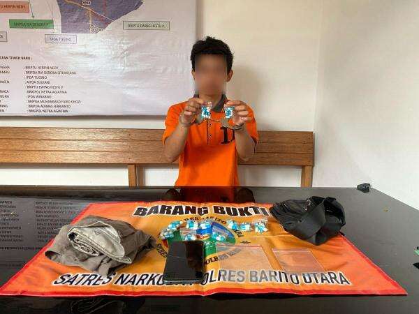 Pria 21 Tahun Ditangkap Bawa 100 Butir Ekstasi di Tempat Karaoke Pria 21 Tahun Ditangkap Bawa 100 Butir Ekstasi di Tempat Karaoke