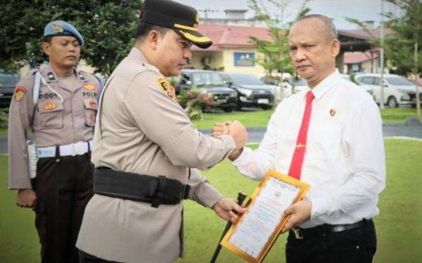 Kasat Narkoba Polres Batu Bara Bersama Personilnya Menerima Piagam Penghargaan Atas Berhasil Mengung Kasat Narkoba Polres Batu Bara Bersama Personilnya Menerima Piagam Penghargaan Atas Berhasil Mengung