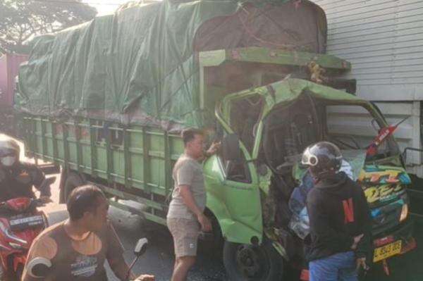 Kecelakaan Truk di Jombang Bikin Macet hingga 2 Km, Sopir Tak Ditemukan Kecelakaan Truk di Jombang Bikin Macet hingga 2 Km, Sopir Tak Ditemukan