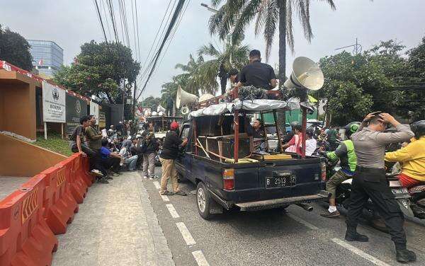 Sidang Praperadilan Febrie Adriansyah Diwarnai Unjuk Rasa, Jalan Depan PN Jaksel Macet Sidang Praperadilan Febrie Adriansyah Diwarnai Unjuk Rasa, Jalan Depan PN Jaksel Macet