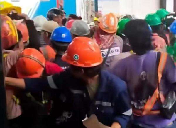 Anggota Satpol PP Lapor Polisi usai Dipukul Pekerja Proyek di Bulungan Jaksel Anggota Satpol PP Lapor Polisi usai Dipukul Pekerja Proyek di Bulungan Jaksel