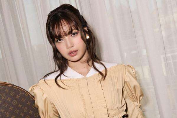 Lisa BLACKPINK Jalan Bareng Blue Pongtiwat di London, Pacaran? Lisa BLACKPINK Jalan Bareng Blue Pongtiwat di London, Pacaran?