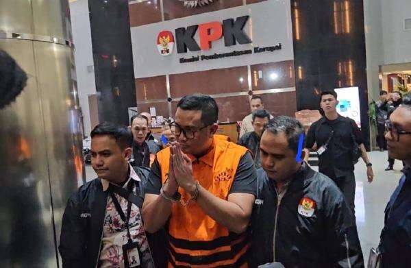 Ditahan KPK, Bupati Klaten Hamenang Keluar Gedung Merah Putih Kenakan Rompi Oranye Ditahan KPK, Bupati Klaten Hamenang Keluar Gedung Merah Putih Kenakan Rompi Oranye