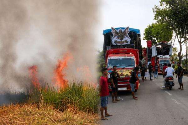 Kebakaran Lahan di Jember, Mobil Damkar Hendak ke TKP Sempat Terjebak Karnaval Sound Horeg Kebakaran Lahan di Jember, Mobil Damkar Hendak ke TKP Sempat Terjebak Karnaval Sound Horeg