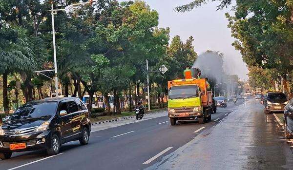 Pemprov DKI Kerahkan 40 Kendaraan Water Mist Keliling Jakarta, Cegah Dampak Abu Vulkanik Anak Krakatau Pemprov DKI Kerahkan 40 Kendaraan Water Mist Keliling Jakarta, Cegah Dampak Abu Vulkanik Anak Krakatau