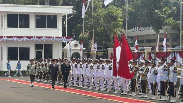 Menhan China Dong Jun Kunjungi Menhan Sjafrie, Disambut Upacara Kenegaraan Menhan China Dong Jun Kunjungi Menhan Sjafrie, Disambut Upacara Kenegaraan