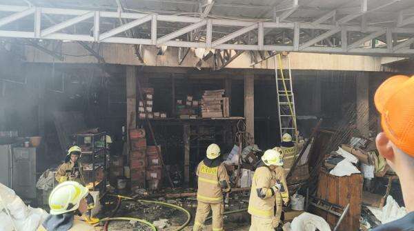 Kebakaran Landa Rumah di Karet Kuningan, 135 Personel Damkar Diterjunkan Kebakaran Landa Rumah di Karet Kuningan, 135 Personel Damkar Diterjunkan