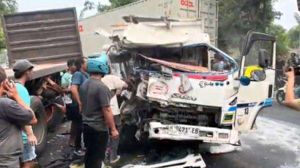 Kecelakaan 2 Truk dan Motor di Mojokerto, Sopir Terjepit hingga Patah Kaki Kecelakaan 2 Truk dan Motor di Mojokerto, Sopir Terjepit hingga Patah Kaki