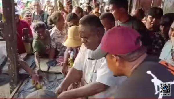 Pasar Waisai Semarak, Pedagang Sambut Hangat Kunjungan Paslon ESA Pasar Waisai Semarak, Pedagang Sambut Hangat Kunjungan Paslon ESA