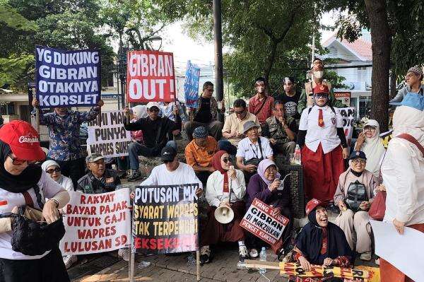 Tuntut Pemakzulan Gibran dari Wapres, Massa Demo di Tugu Tani Jakpus Tuntut Pemakzulan Gibran dari Wapres, Massa Demo di Tugu Tani Jakpus