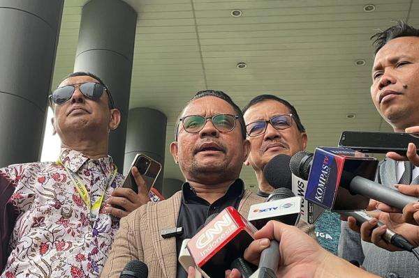 Berkas Roy Suryo Setinggi 1 Meter, Kuasa Hukum: Padahal Sederhana, Jokowi Cukup Tunjukkan Ijazah Berkas Roy Suryo Setinggi 1 Meter, Kuasa Hukum: Padahal Sederhana, Jokowi Cukup Tunjukkan Ijazah