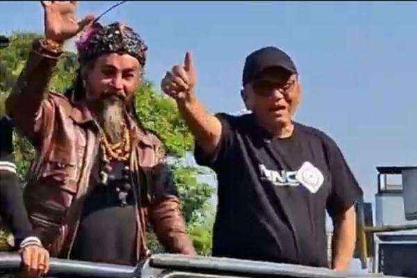 Pawai Artis Semarakkan HUT Pati ke-703, Limbad Terlihat Dampingi Plt Bupati Pawai Artis Semarakkan HUT Pati ke-703, Limbad Terlihat Dampingi Plt Bupati