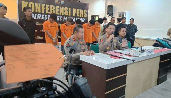 Kawanan Geng Motor Janjian Tawuran di Makassar Lewat Medsos, Hajar Polisi saat Diringkus Kawanan Geng Motor Janjian Tawuran di Makassar Lewat Medsos, Hajar Polisi saat Diringkus