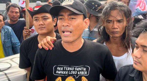 Demo 27 Agustus, AMPB: Logistik Siap, Puluhan Bus Terus Merapat ke DPR Demo 27 Agustus, AMPB: Logistik Siap, Puluhan Bus Terus Merapat ke DPR