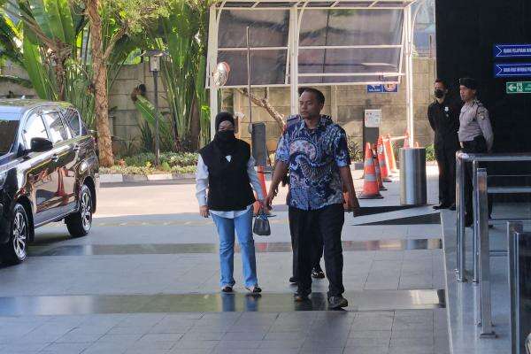 Bupati Sukoharjo Etik Suryani Jalan Sempoyongan di KPK usai Terjaring OTT Bupati Sukoharjo Etik Suryani Jalan Sempoyongan di KPK usai Terjaring OTT