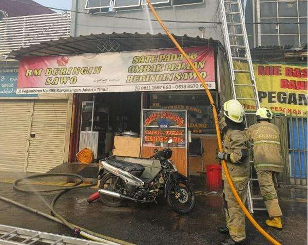 Rumah Makan di Rawamangun Terbakar, 1 Pekerja Jadi Korban Rumah Makan di Rawamangun Terbakar, 1 Pekerja Jadi Korban