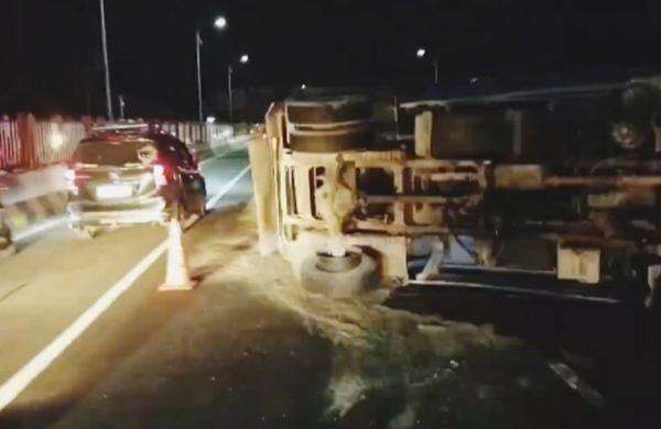 Truk Pasir Terguling di Jembatan Suramadu usai Pecah Ban, Lalin Arah Surabaya Macet Truk Pasir Terguling di Jembatan Suramadu usai Pecah Ban, Lalin Arah Surabaya Macet