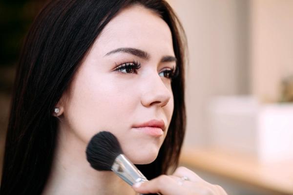 Tren Anti Blush, Cara Baru Bikin Pipi Tampak Merona Alami Tren Anti Blush, Cara Baru Bikin Pipi Tampak Merona Alami