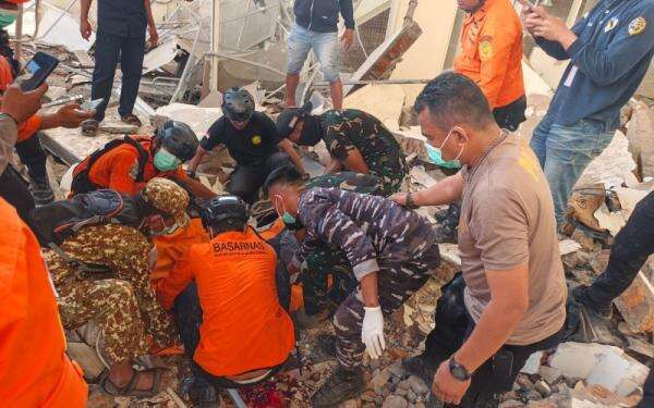 Update Gempa M 7,7 di NTT, 71 Orang Meninggal Dunia Update Gempa M 7,7 di NTT, 71 Orang Meninggal Dunia