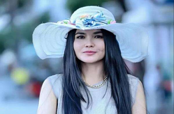 Cara Unik Karina Ranau Rayakan 16 Tahun Pernikahan, Bawa Angkot ke Makam Epy Kusnandar Cara Unik Karina Ranau Rayakan 16 Tahun Pernikahan, Bawa Angkot ke Makam Epy Kusnandar