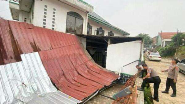 522 Rumah Rusak Diterjang Puting Beliung dan Longsor di Bandung Barat 522 Rumah Rusak Diterjang Puting Beliung dan Longsor di Bandung Barat