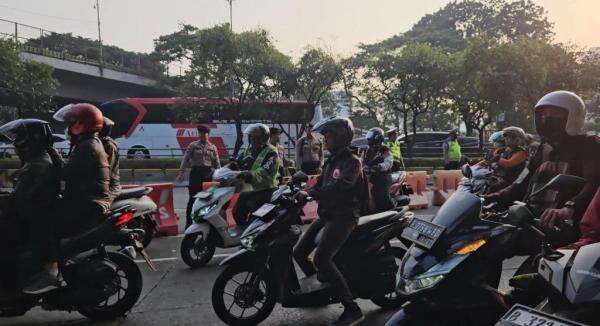Jelang Demo DPR Hari Ini, Jalan Gatot Subroto Mulai Disekat Water Barrier Jelang Demo DPR Hari Ini, Jalan Gatot Subroto Mulai Disekat Water Barrier