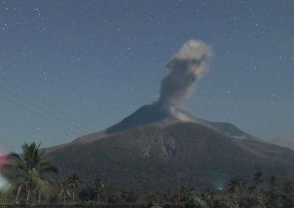 Gunung Lewotobi Laki-Laki Meletus Malam Ini, Semburkan Abu Vulkanik 1.000 Meter Gunung Lewotobi Laki-Laki Meletus Malam Ini, Semburkan Abu Vulkanik 1.000 Meter