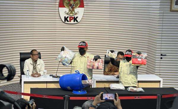 Penampakan Tong Biru Berisi Uang Rp934 Juta hingga Amplop Hasil OTT Bupati Klaten Penampakan Tong Biru Berisi Uang Rp934 Juta hingga Amplop Hasil OTT Bupati Klaten