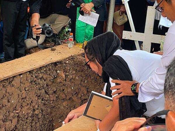 Pemakaman Temon Banjir Air Mata, Sang Istri: Sampai Jumpa Sayangku Pemakaman Temon Banjir Air Mata, Sang Istri: Sampai Jumpa Sayangku