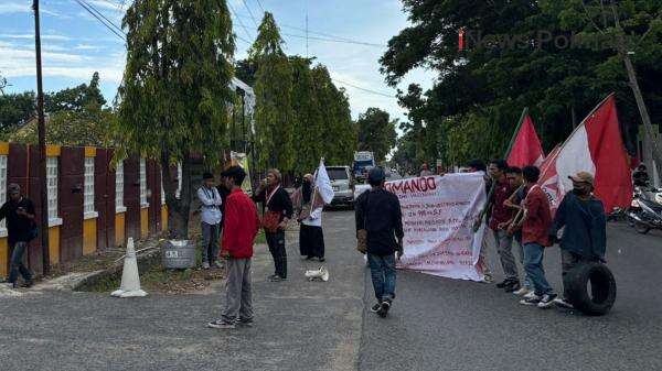 Aksi Damai Mahasiswa Polman Desak Regulasi Ketat Ritel Modern Aksi Damai Mahasiswa Polman Desak Regulasi Ketat Ritel Modern