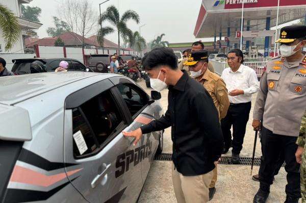 Lihat Antrean Panjang di SPBU, Gibran Mendadak Turun dari Mobil: Besok Tak Boleh Begini Lihat Antrean Panjang di SPBU, Gibran Mendadak Turun dari Mobil: Besok Tak Boleh Begini