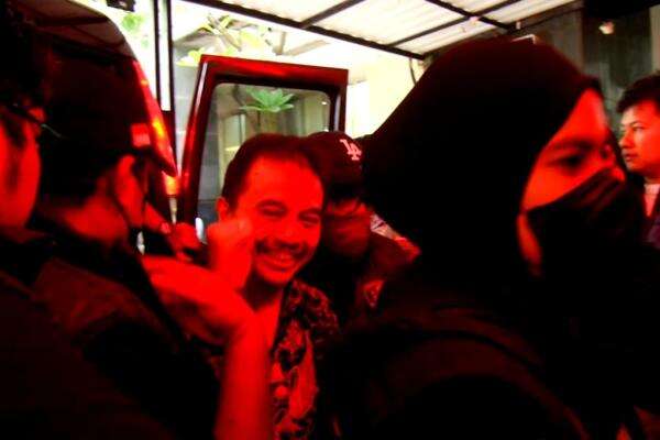 Roy Suryo Tiba di Polda Metro jelang Pelimpahan, Kepalkan Tangan Roy Suryo Tiba di Polda Metro jelang Pelimpahan, Kepalkan Tangan