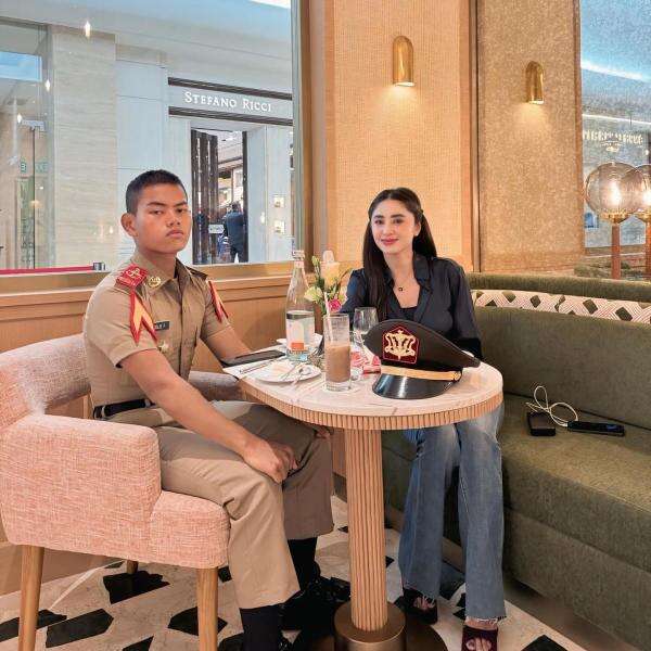Cara Dewi Perssik Lepas Kangen dengan Anak yang Sedang Akmil Cara Dewi Perssik Lepas Kangen dengan Anak yang Sedang Akmil