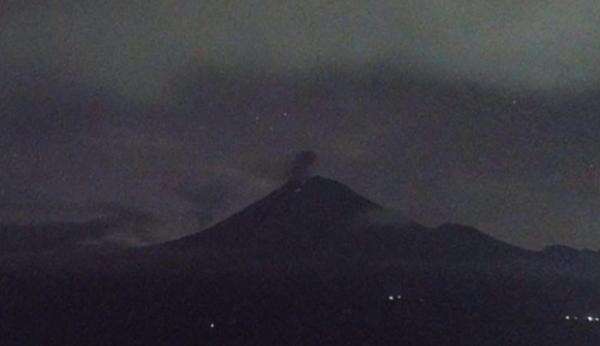Gunung Semeru Erupsi Malam Ini, Kolom Abu Capai 800 Meter Gunung Semeru Erupsi Malam Ini, Kolom Abu Capai 800 Meter