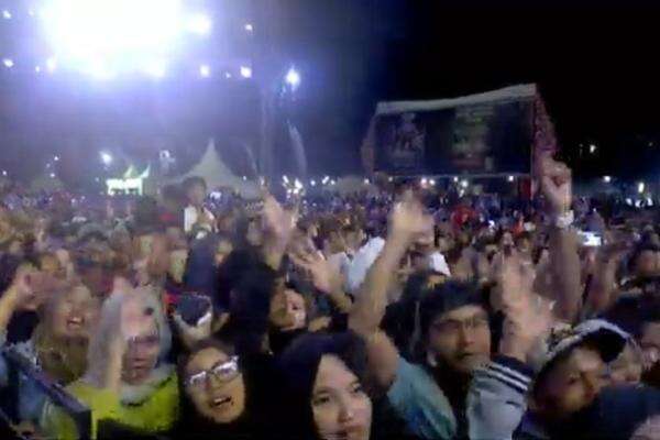 Ribuan Warga Padati Alun-alun Klaten, Joget dan Nyanyi Bareng di Road to Kilau Raya MNCTV Ribuan Warga Padati Alun-alun Klaten, Joget dan Nyanyi Bareng di Road to Kilau Raya MNCTV