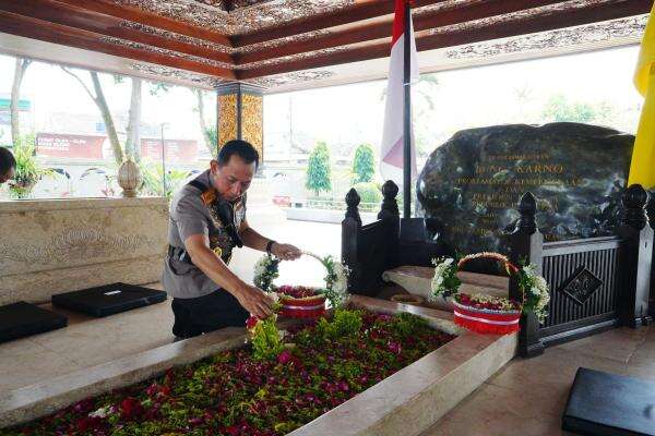Ziarah ke Makam Soekarno, Kapolri: Menyerap Nilai-Nilai Pemimpin Bangsa Ziarah ke Makam Soekarno, Kapolri: Menyerap Nilai-Nilai Pemimpin Bangsa